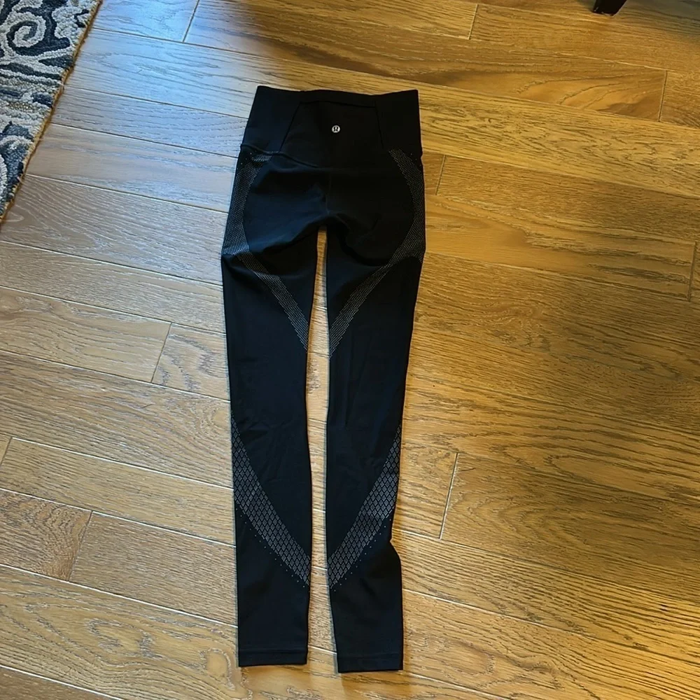 Lululemon size 4 legging black with white design